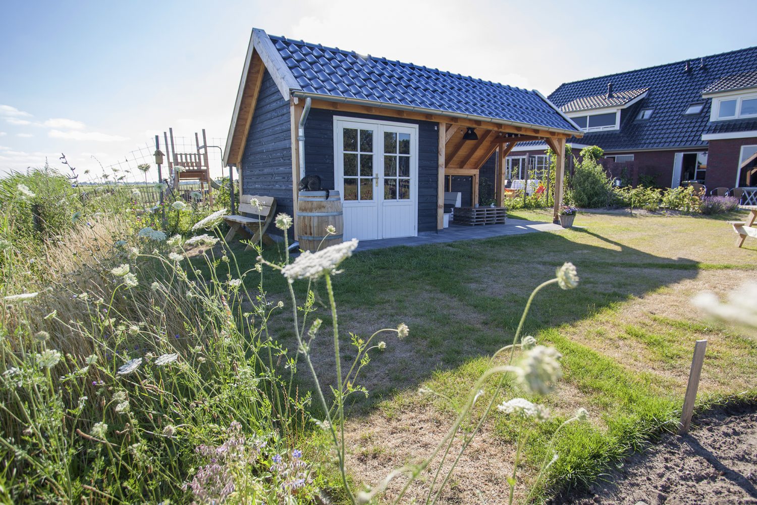 terrasoverkapping met schuurtje dubbele deur