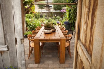 buitenmeubelen houten lange tafel voor buiten