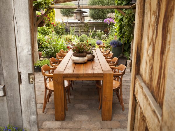 buitenmeubelen houten lange tafel voor buiten