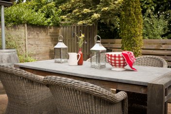 houten tafel met natuurstenen blad