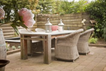 handgemaakte tafel met houten onderstel en natuurstenen blad