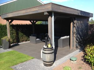 terrasoverkapping met schuifwand en bijpassende regenton