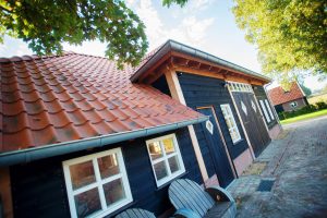 landelijke houtbouw kenmerkt zich door een zinken dakgoot en authentieke details