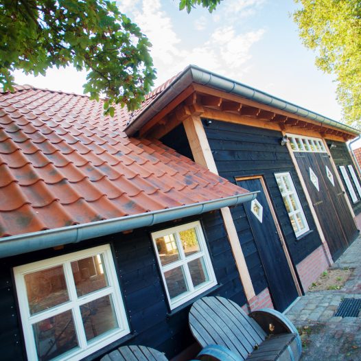 landelijke houtbouw kenmerkt zich door een zinken dakgoot en authentieke details