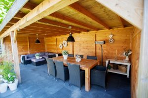 tegelvloer onder terrasoverkapping