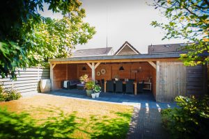 terrasoverkapping gecombineerd met schuurtje