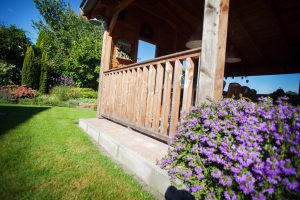terrasoverkapping met houten hek