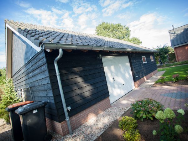 houten schuur met inpandige garage