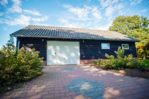 houten schuur met inpandige garage