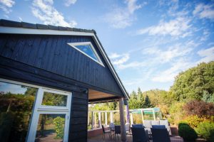 houten schuur met overkapping