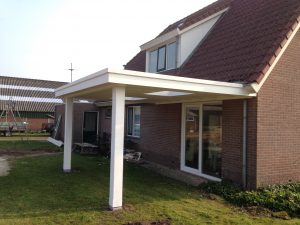 witgeschilderde veranda aan huis