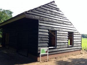 schuur opgetrokken uit schaaldelen