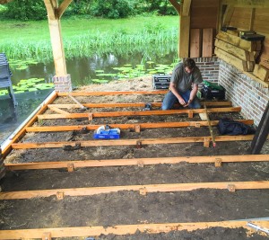 de basis voor een houten ondervloer wordt gemaakt van regelwerk