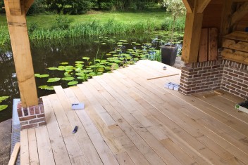 landelijke houtbouw is ook een eikenhouten vloer leggen onder een eikenhouten overkapping