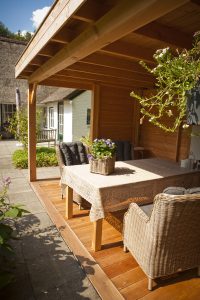 terrasoverkapping met houten vloer douglashout