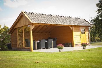 terrasoverkapping met dicht schuurtje en glazen afscheidingswand