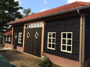 houten schuur met douglashouten gebinten