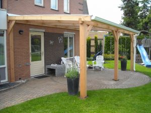 veranda met lichtdoorlatend lessenaarsdak