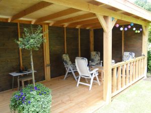 houten vloer onder terrasoverkapping