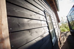 zwarte zijwand als wandbekleding