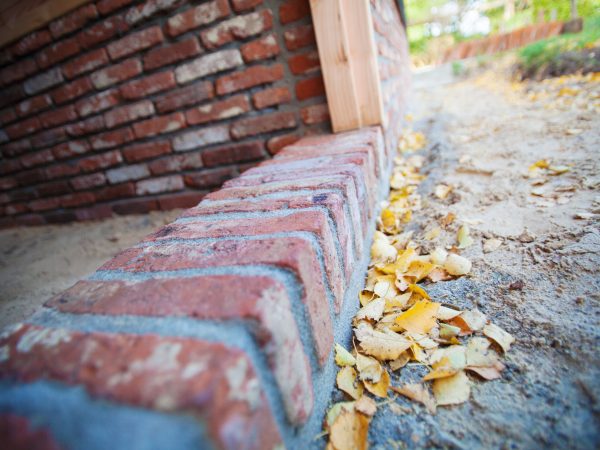 gemetselde muur als basis voor een schuur