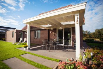 veranda gebouwd tegen een huis