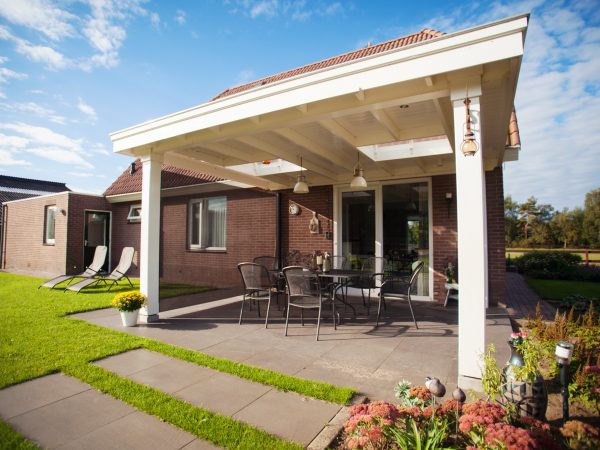 veranda gebouwd tegen een huis