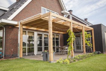 terrasoverkapping plat dak met lichtstraat