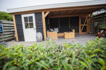 maatwerk terrasoverkapping met inpandige schuur