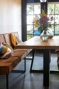 eiken tafel met metalen poot